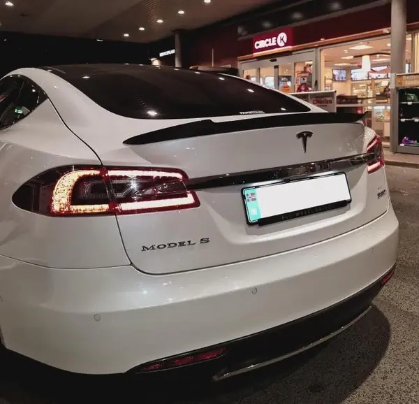 Tesla-Model-S-V-Style-Carbon-Fibre-Rear-Spoiler-XXIITUNING_536d19f3-e17b-4875-a7bf-039a1289235b.webp