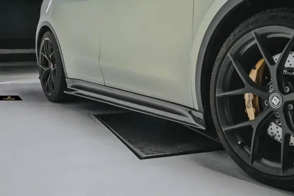 tesla-model-y-future-design-carbon-fibre-side-skirts-XXIITUNING-2.webp