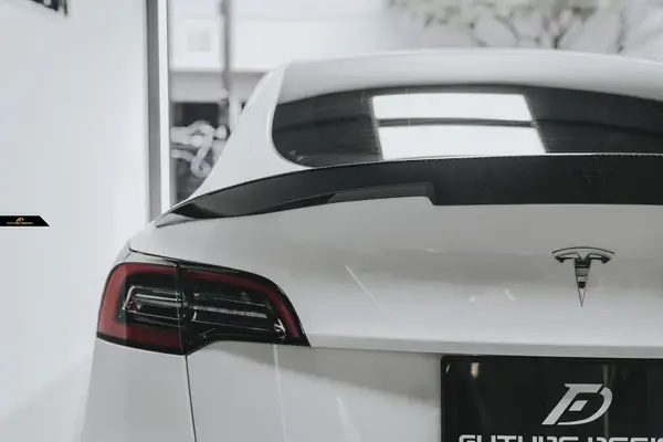 tesla-model-y-future-design-v2-carbon-fibre-rear-trunk-spoiler-XXIITUNING-3.webp